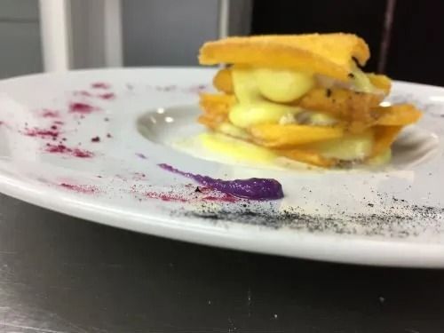 Un piatto bianco con un panino sopra su un tavolo.