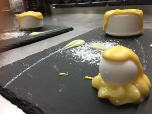 Un primo piano di un dessert su un piatto di ardesia