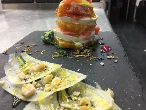 Un primo piano di un piatto di cibo su un tavolo.