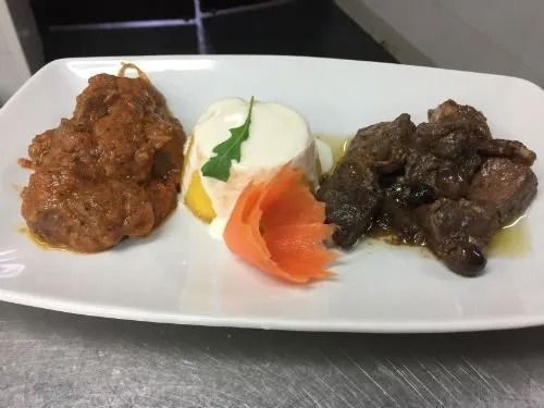 Un piatto bianco sormontato da tre diversi tipi di cibo.