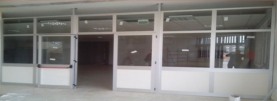 porte finestre di un'attività commerciale
