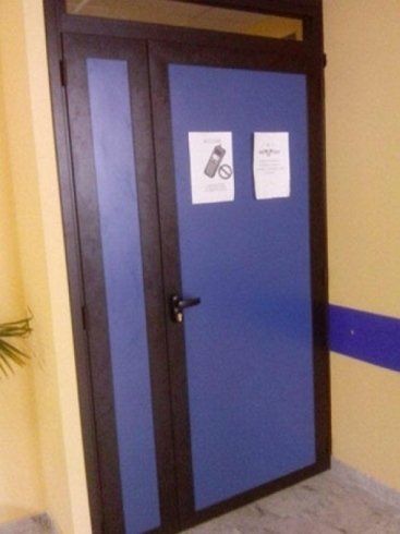 porta isolante blu e nera