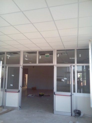 porte in alluminio con maniglie antipanico rosse