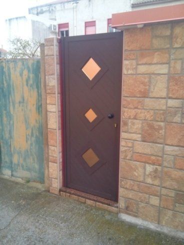 porta in alluminio da esterno con decorazioni