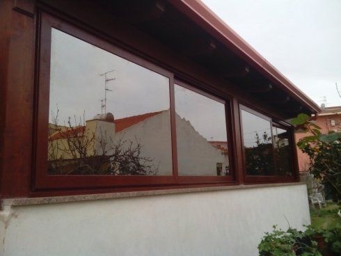 veranda con ampie finestre scorrevoli