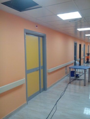 porta gialla in alluminio