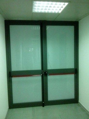 porta con maniglie antipanico