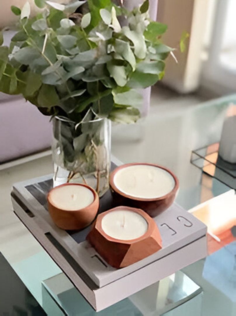 Fotos comparativas del rostro y cuello de una mujer antes y después de un procedimiento cosmético.