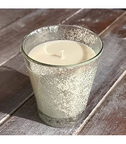 Vista de perfil antes y después del rostro de una mujer, que muestra los efectos de una remodelación de nariz no quirúrgica.