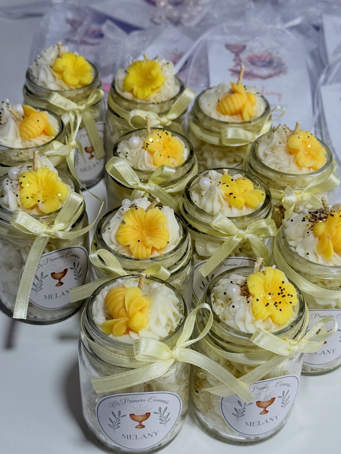 Vista antes y después del rostro de una mujer, mostrando acné y luego piel clara.