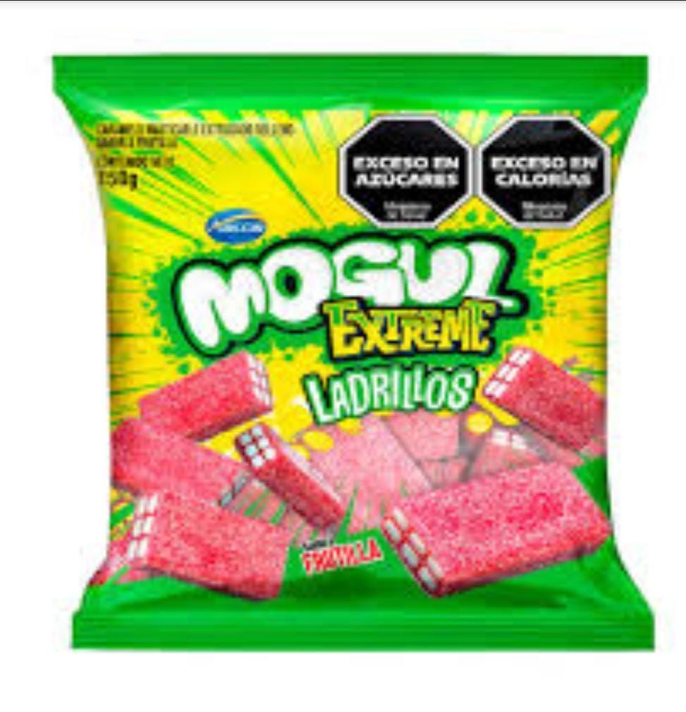 Una bolsa verde de caramelos mogui extreme ladrillos