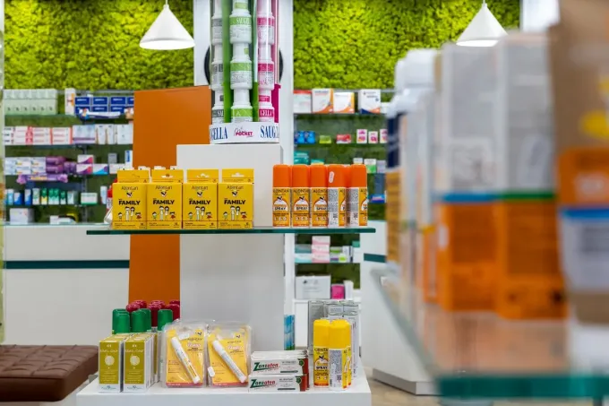 Operatore sanitario misura la pressione sanguigna sul braccio di un paziente con bracciale e stetoscopio.