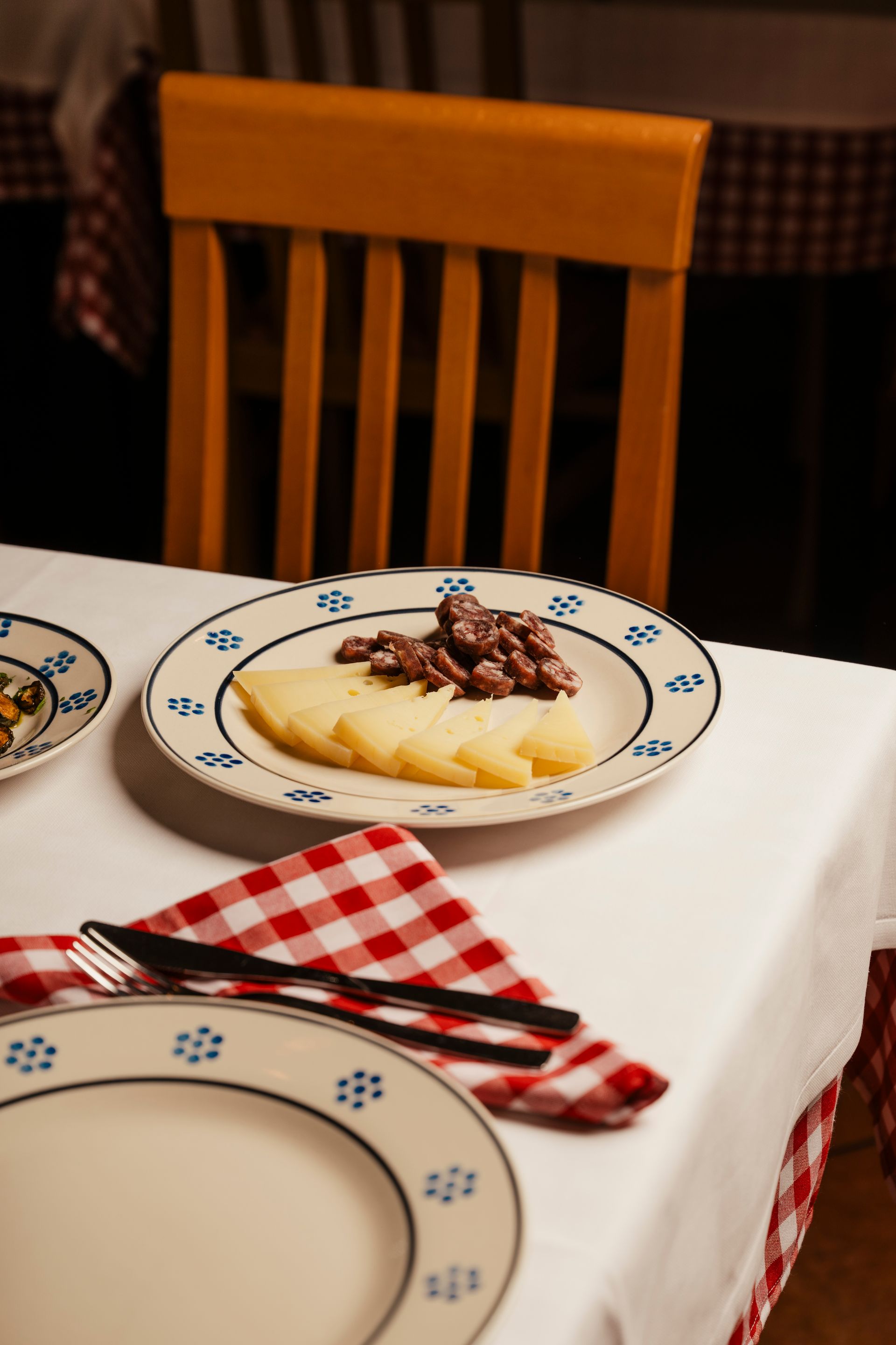 Un piatto di cibo è appoggiato su un tavolo accanto a una sedia.
