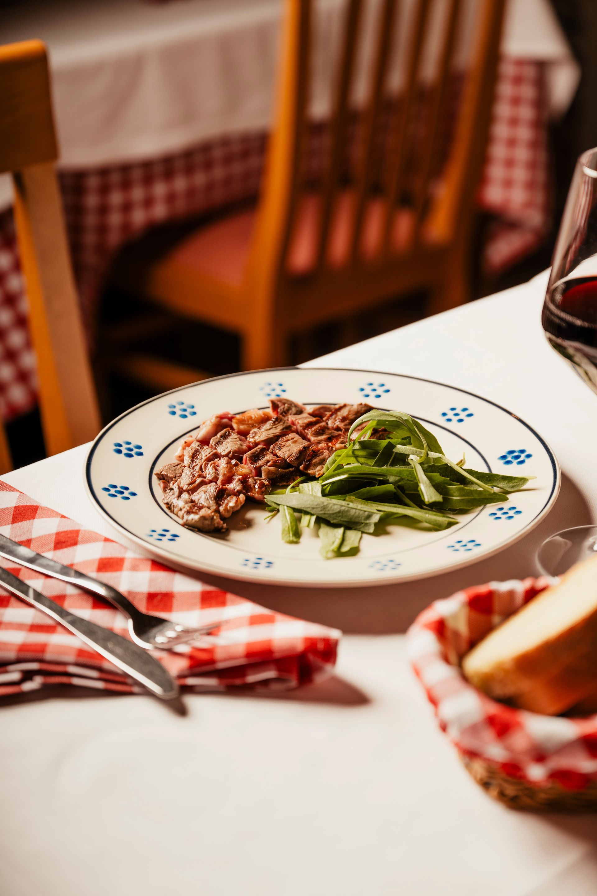 Un piatto di cibo con carne e fagiolini su un tavolo.