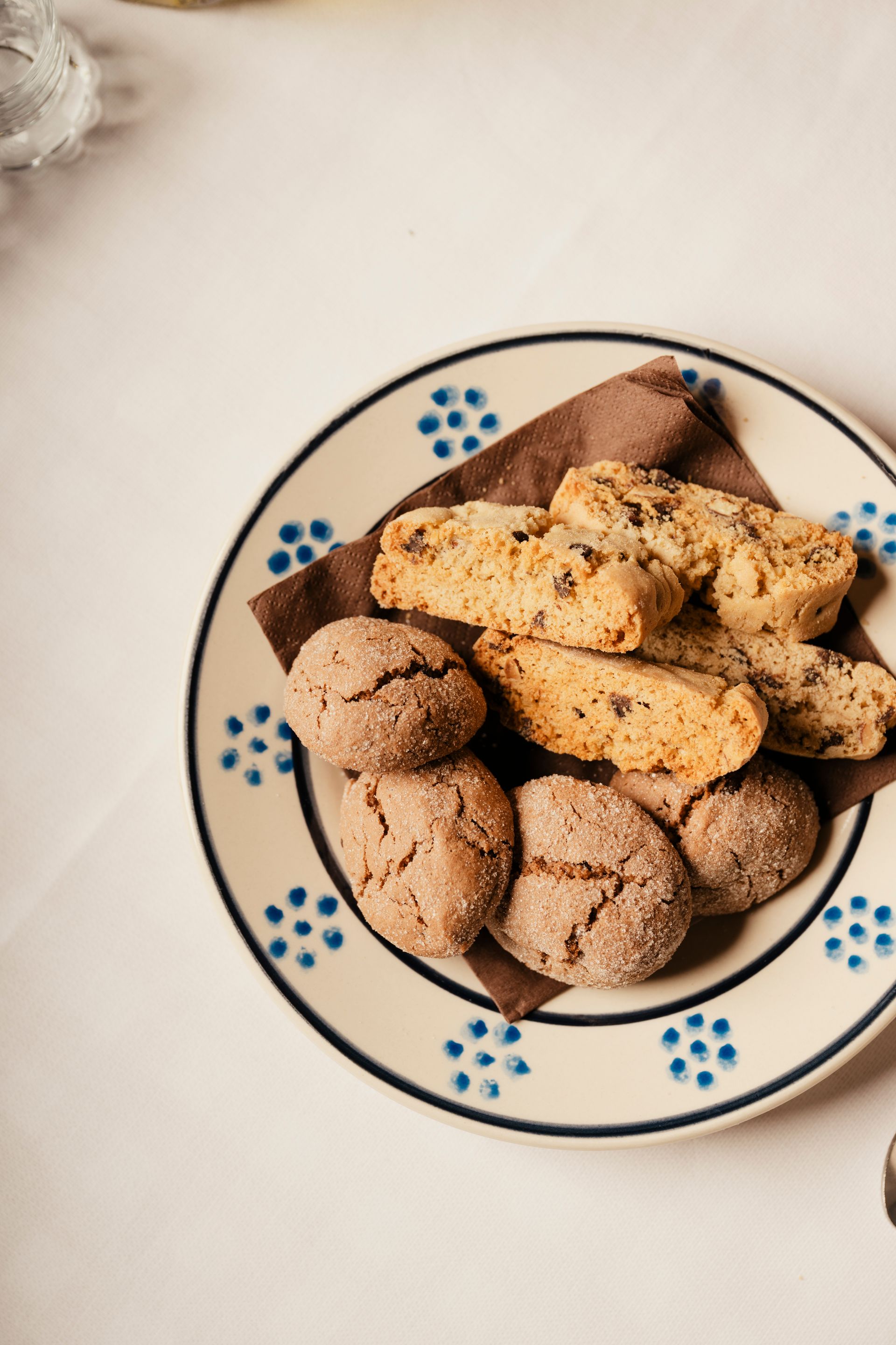 Un piatto di biscotti su un tovagliolo su un tavolo.