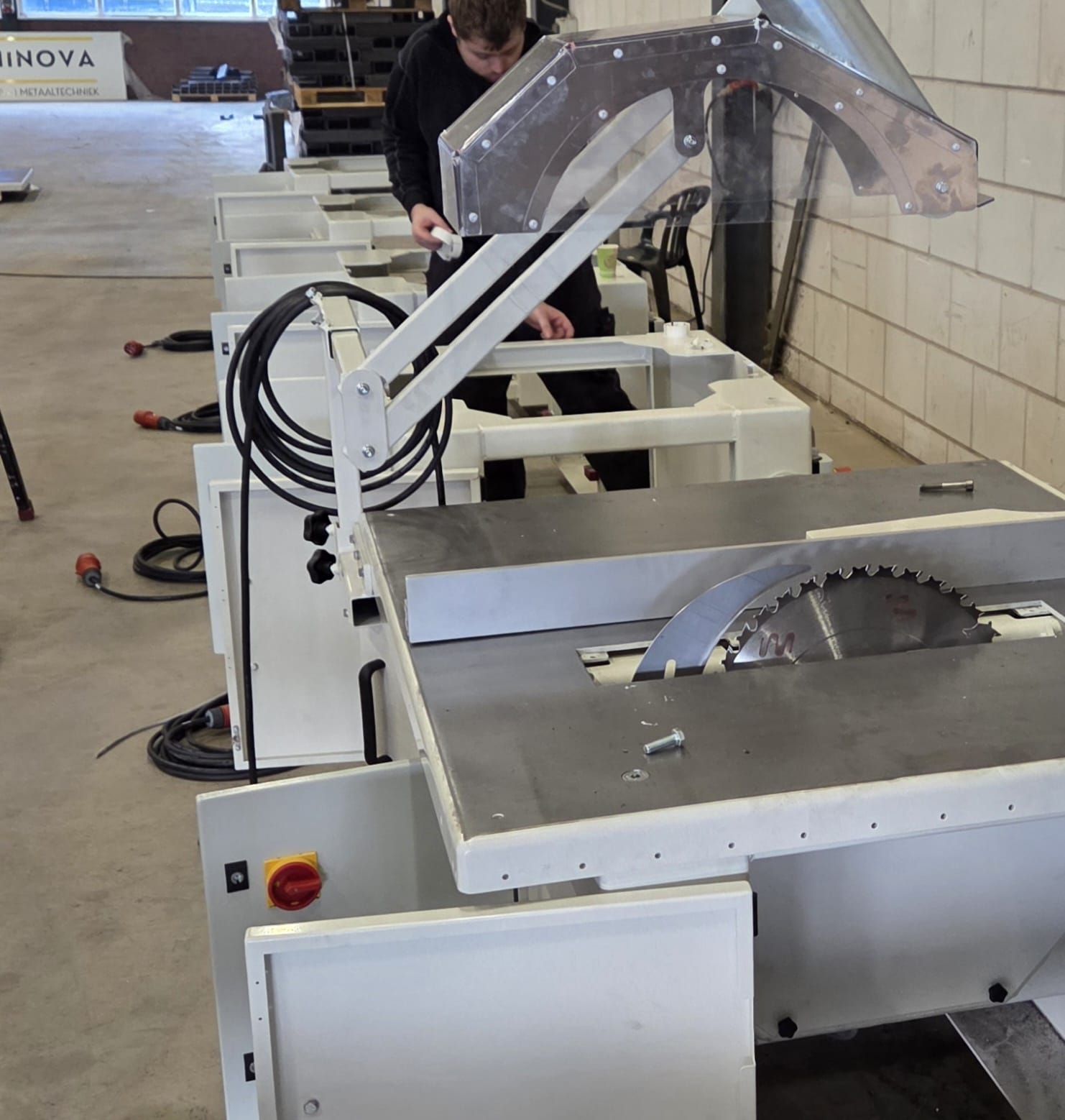 Productie van zaagmachines in serie