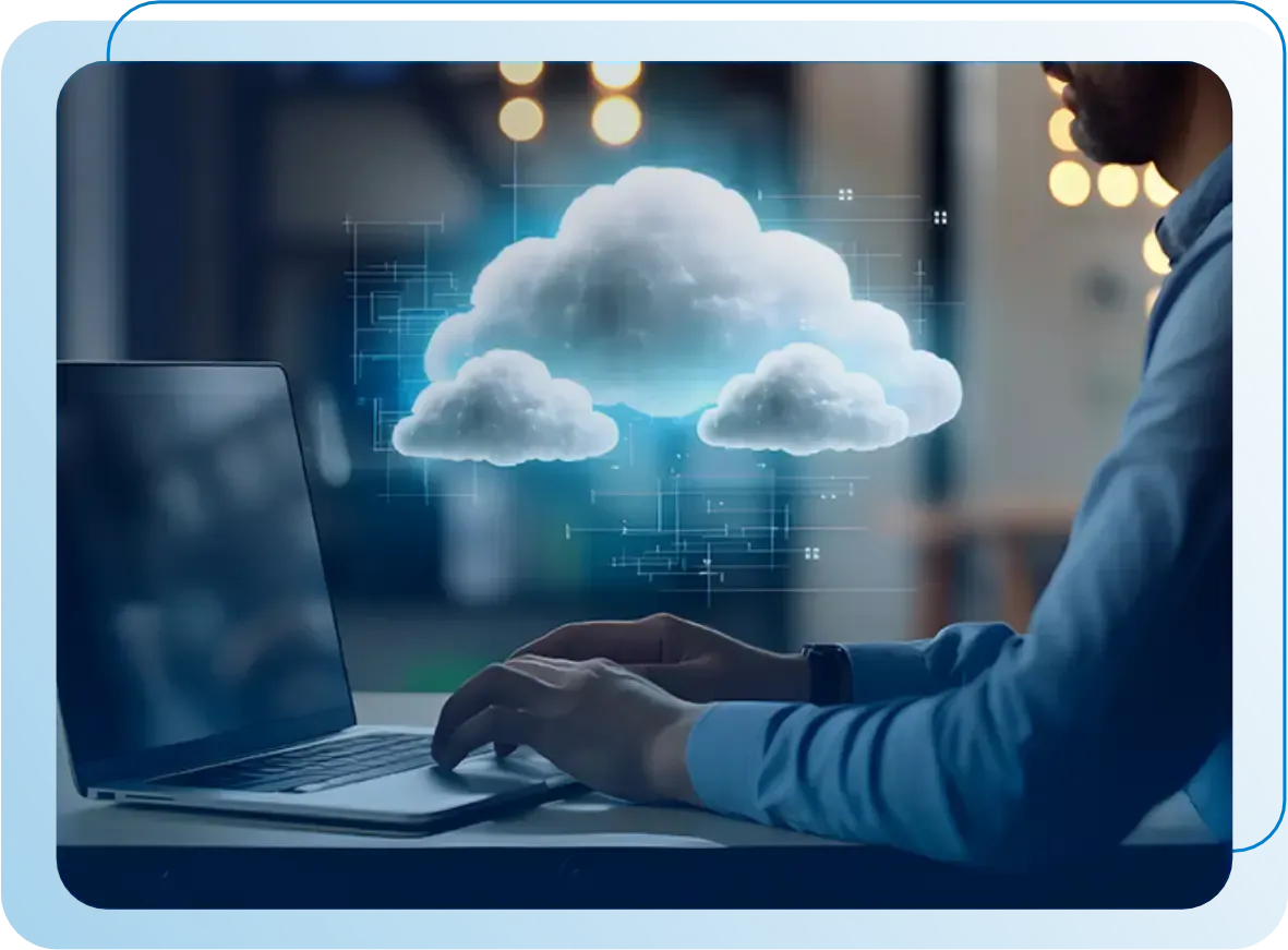 Mulher de óculos olhando para uma tela de computador exibindo código, possivelmente codificação, em um ambiente escuro.