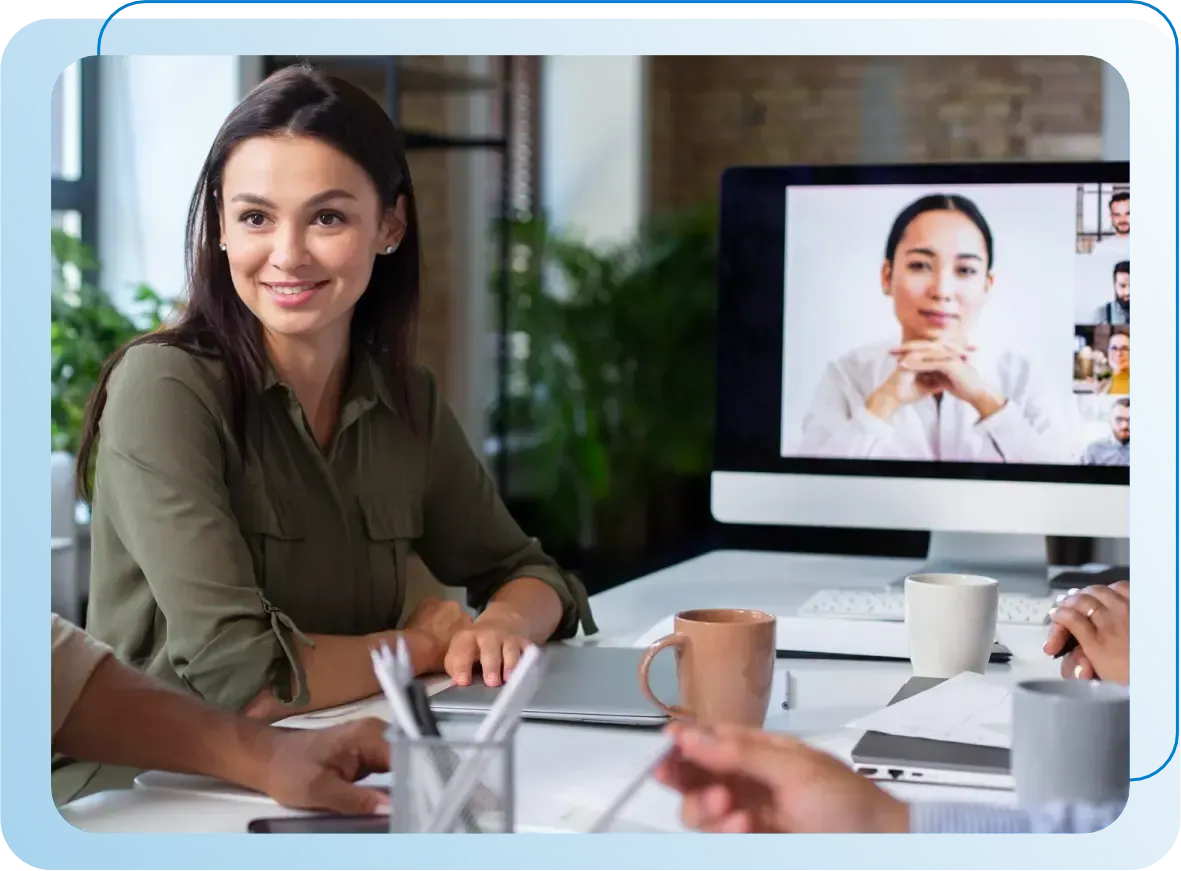 Mulher de óculos olhando para uma tela de computador exibindo código, possivelmente codificação, em um ambiente escuro.