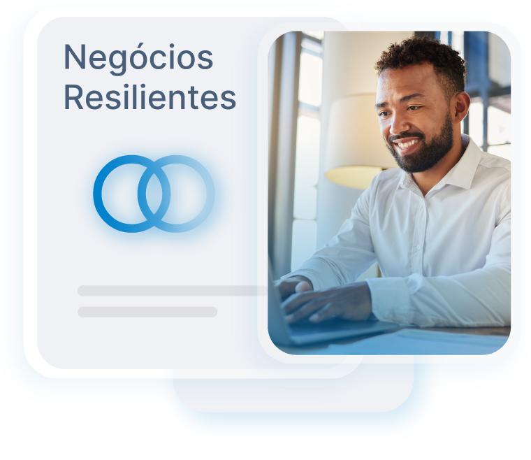 Um homem sorrindo enquanto trabalha em um laptop, com o texto 