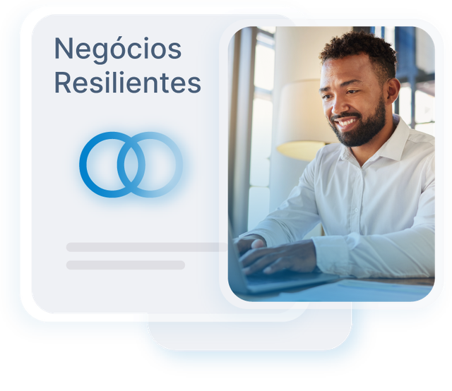 Um homem sorrindo enquanto trabalha em um laptop, com o texto 