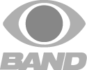 O logotipo da rede de televisão BAND. Um olho cinza estilizado acima da palavra 