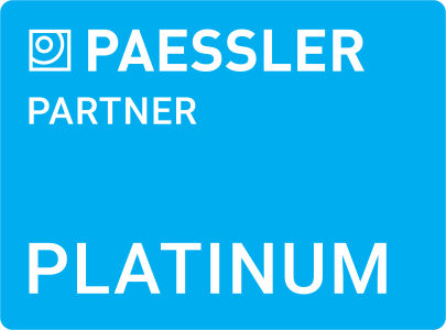 Retângulo azul com o logotipo da Paessler e o texto 