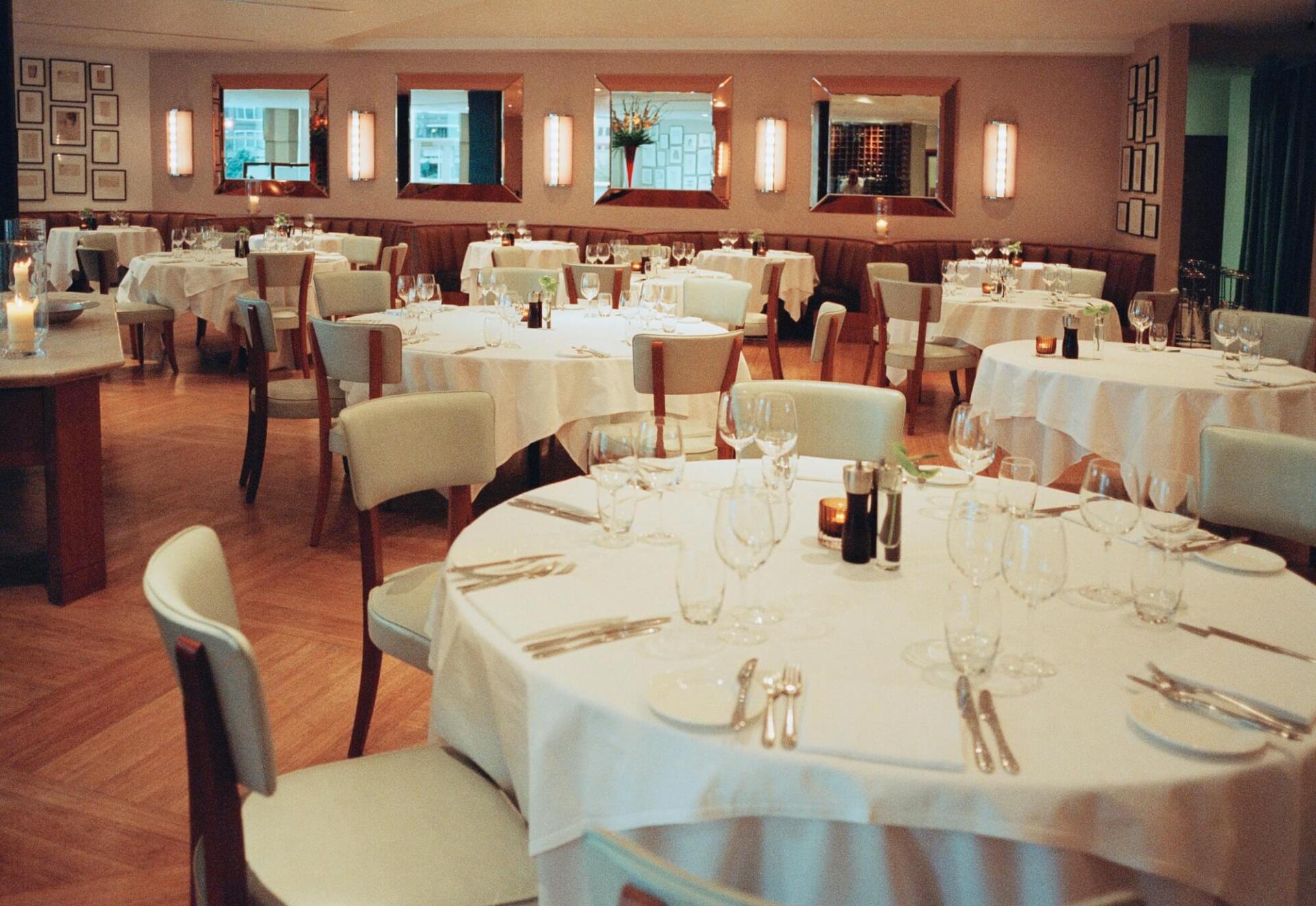 Un ristorante con tavoli e sedie allestiti per un pasto