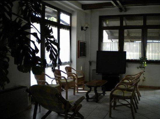 Un soggiorno con sedie, un tavolo e una televisione