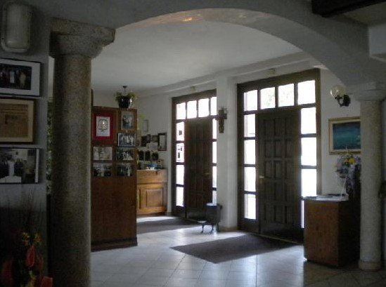 Una stanza con un pilastro al centro