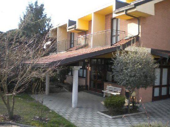 Una casa con un portico e una panchina di fronte