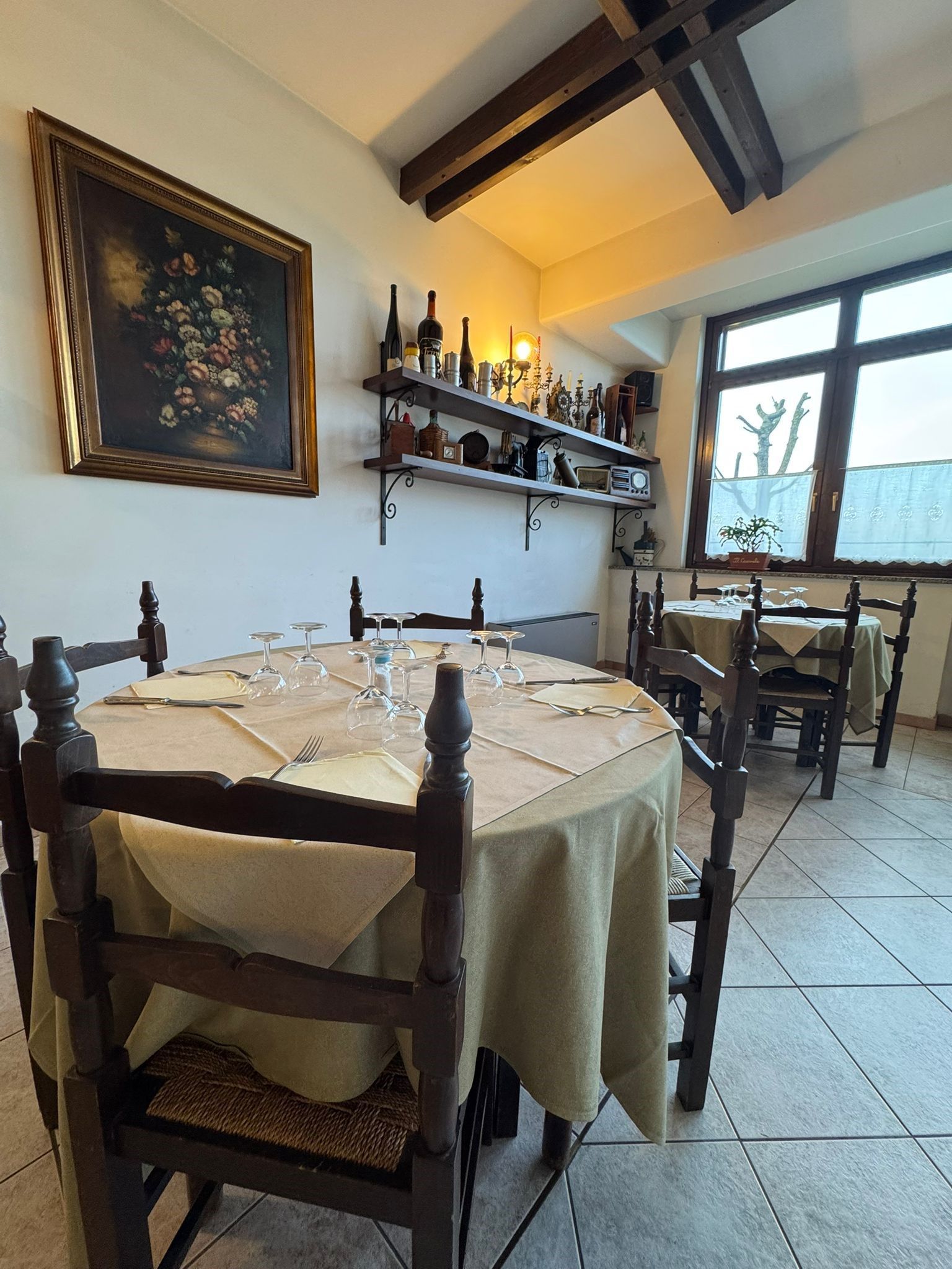 Un ristorante con tavoli e sedie allestiti per un pasto