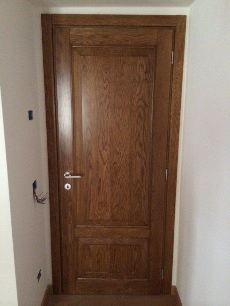 Porta in legno massello scura