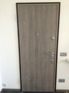 Porta blindata in legno scuro