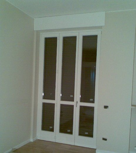 Porta-finestra in legno con tre ante