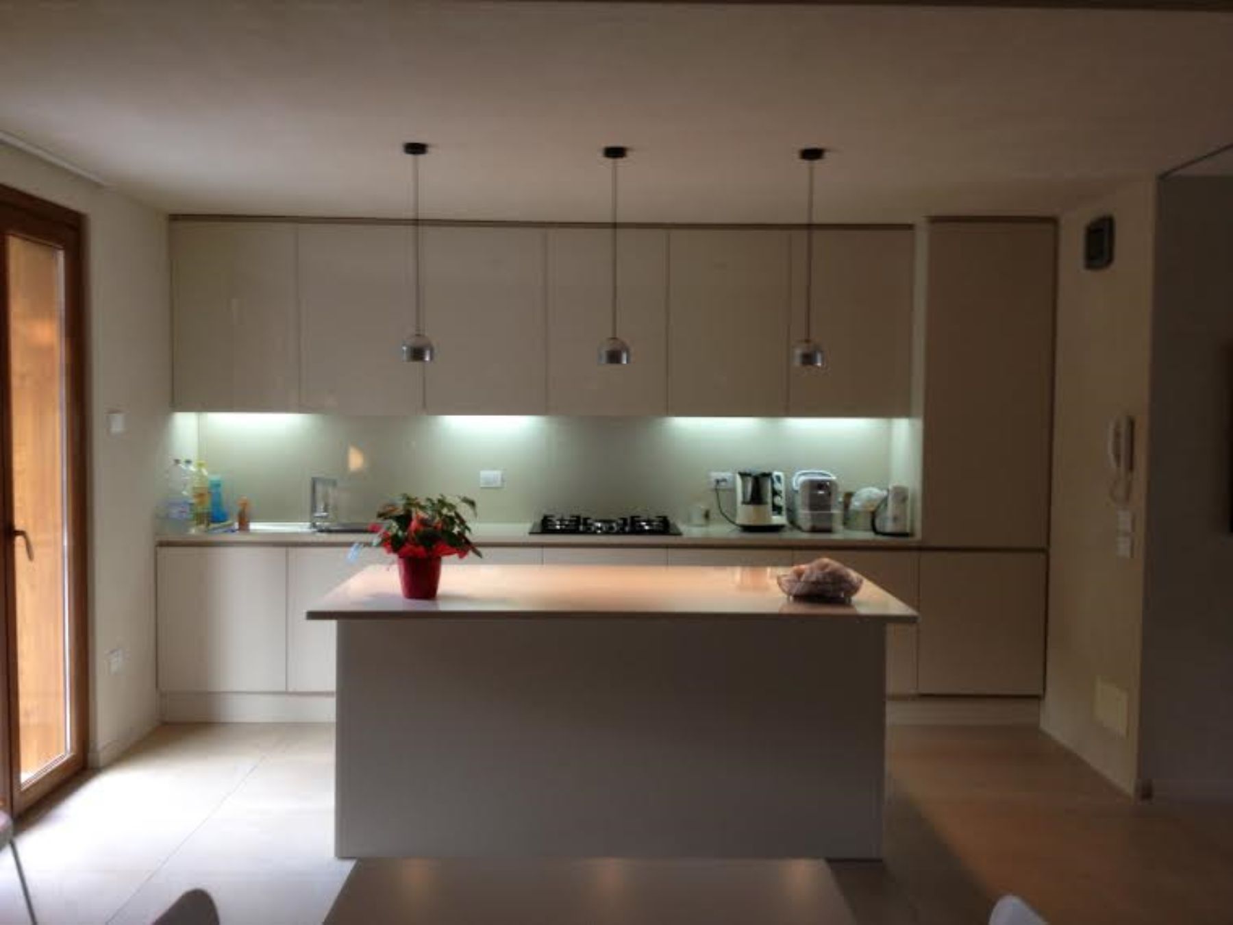 Cucina in legno con isola