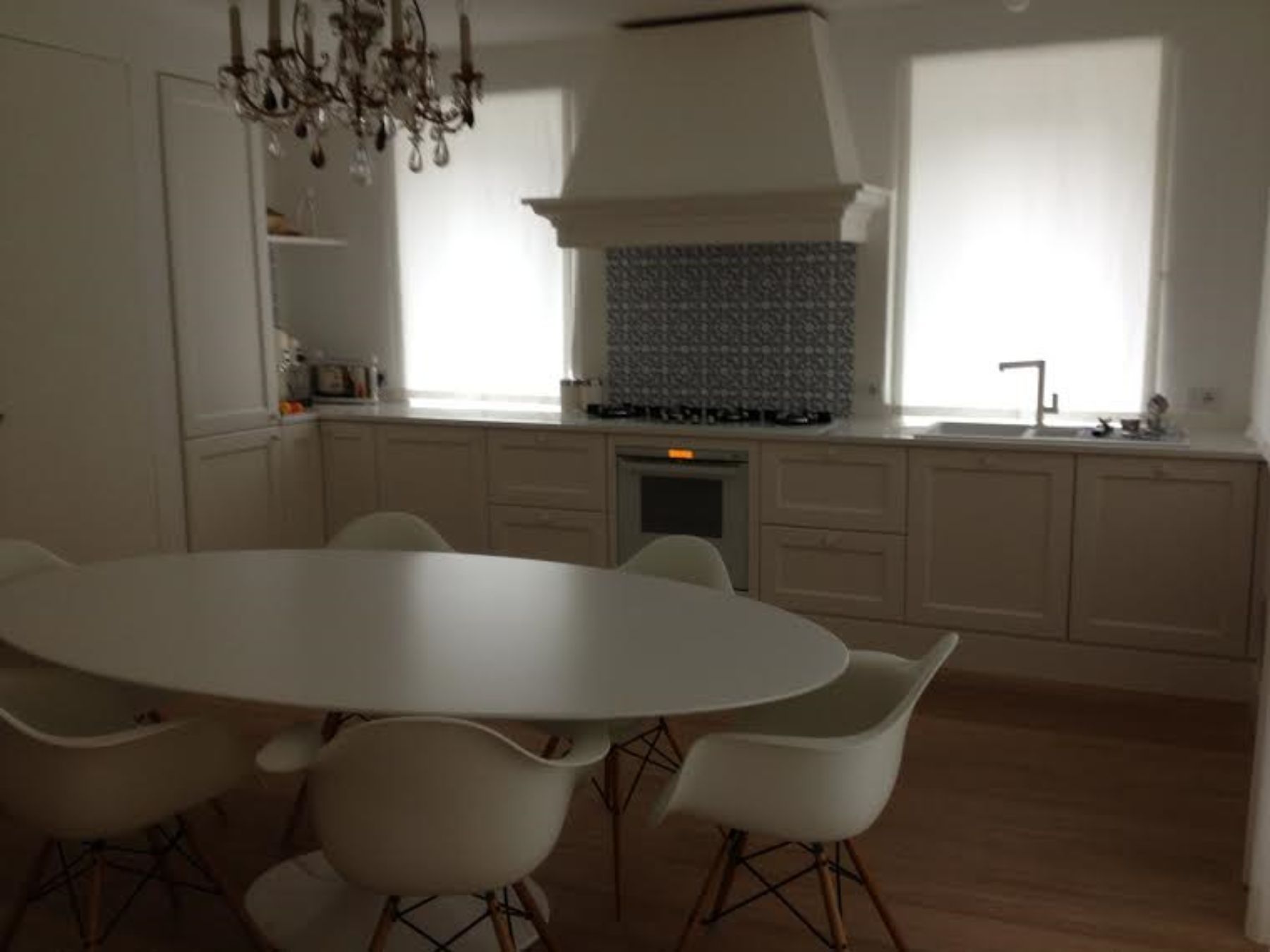 Cucina con tavolo rotondo