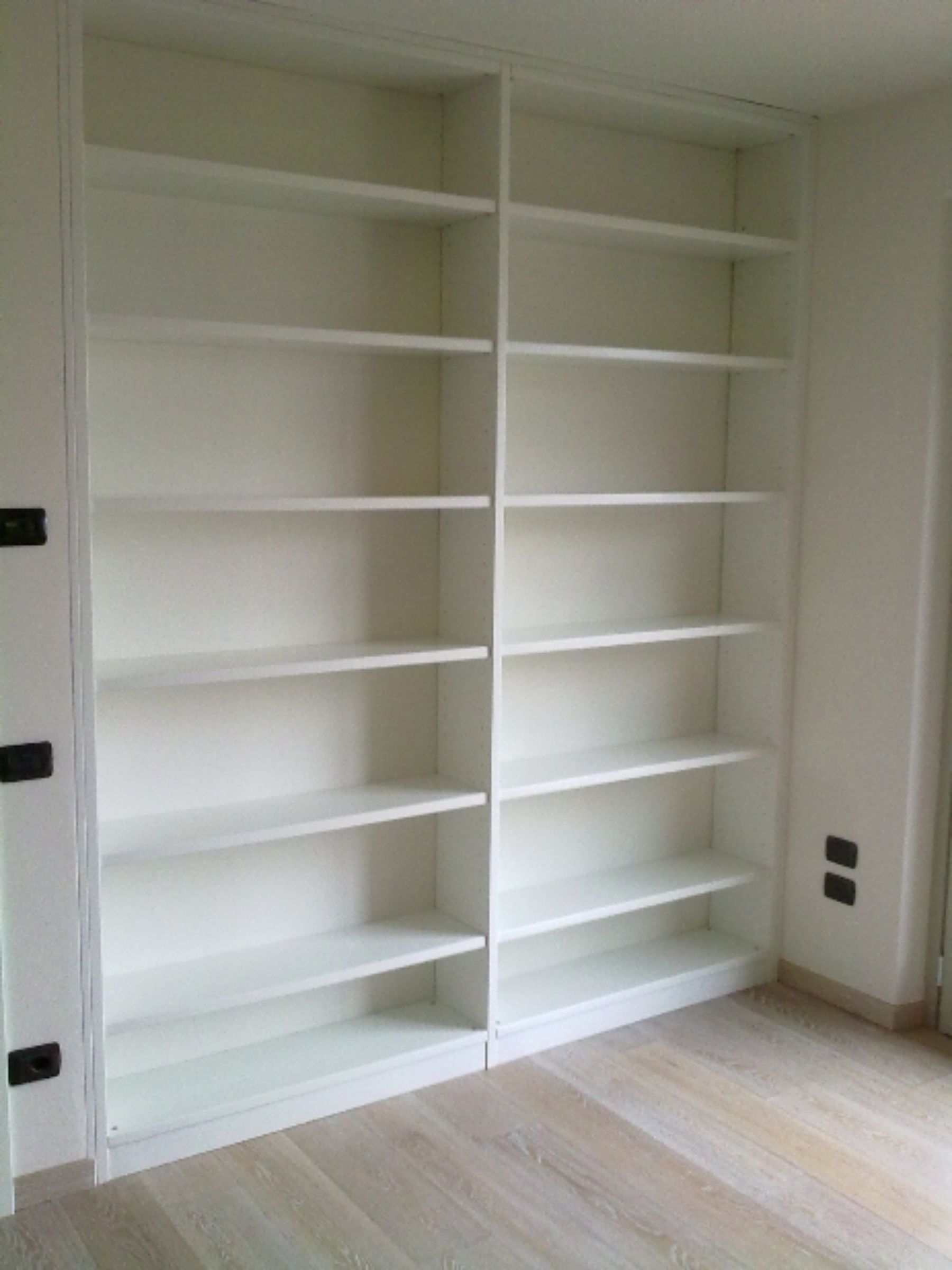 Libreria in legno chiaro