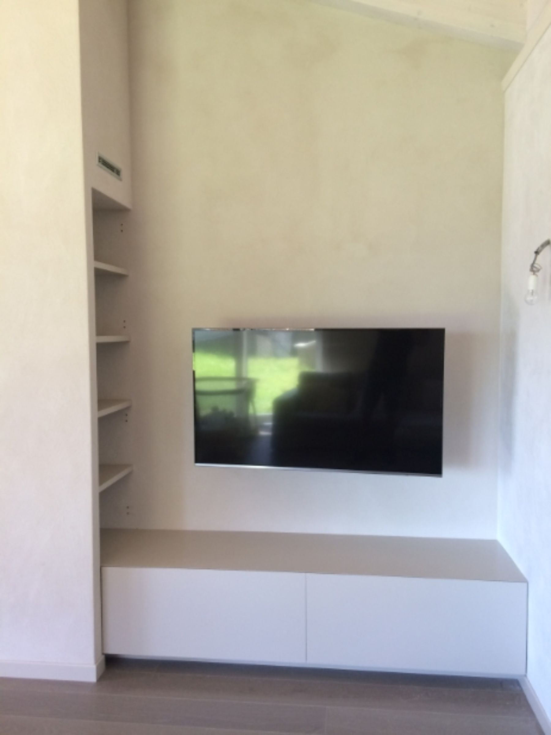 Mobile TV in legno bianco