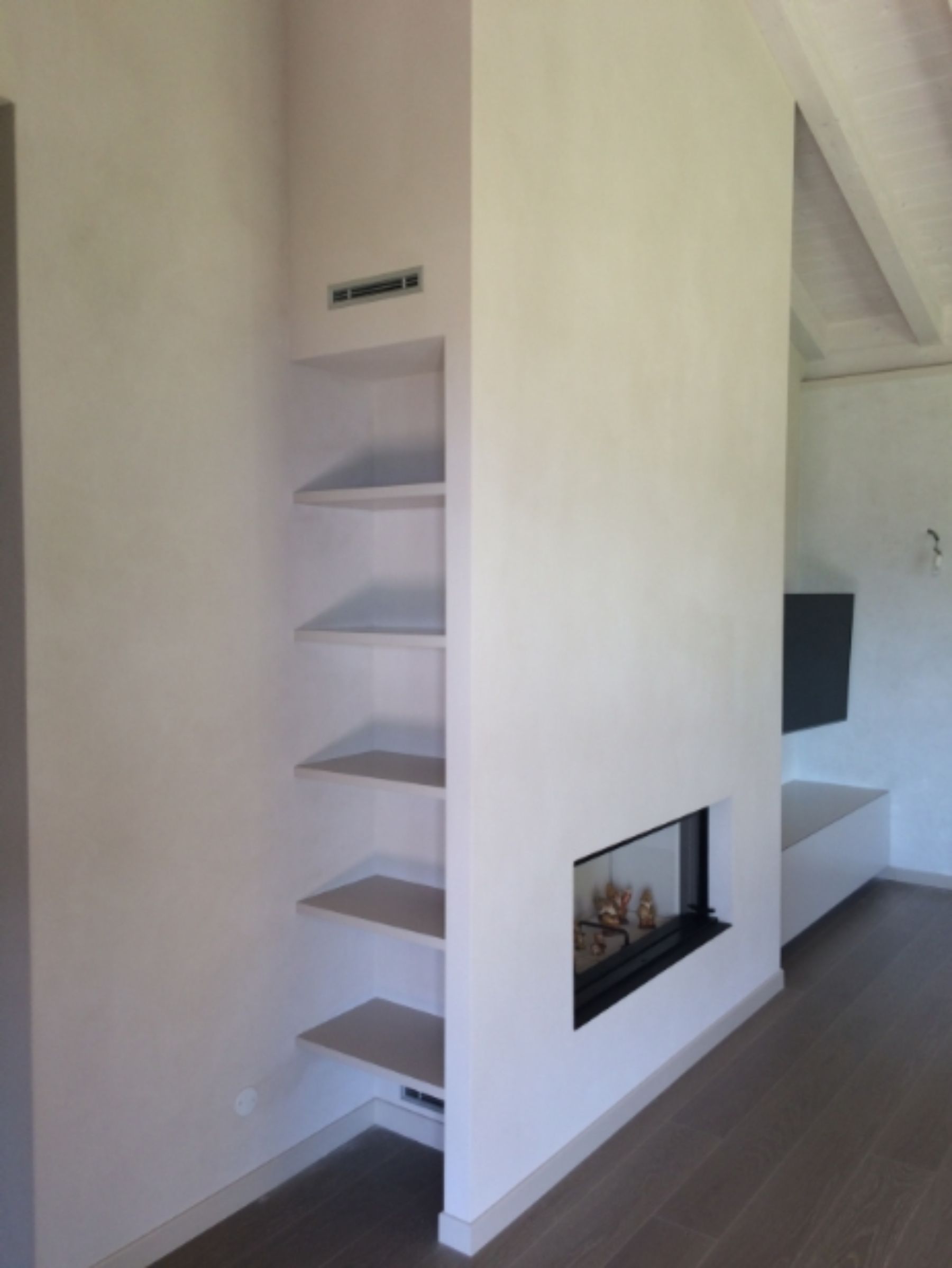 Parete attrezzata in legno bianco