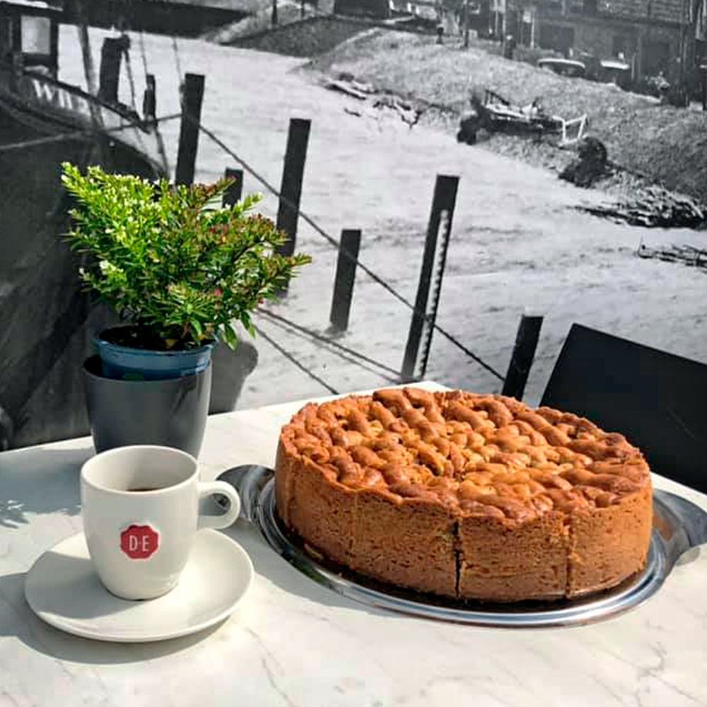 cafe tante pietje koffie met huisgemaakte appeltaart