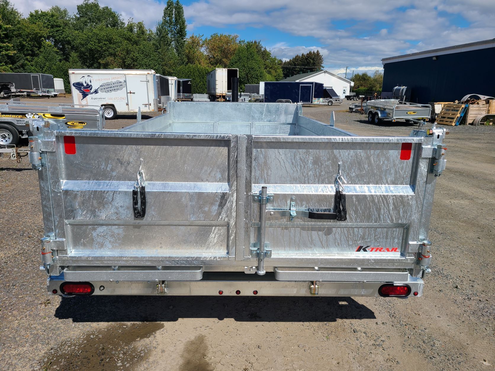 L'arrière d'une remorque à benne basculante est assis dans un parking.