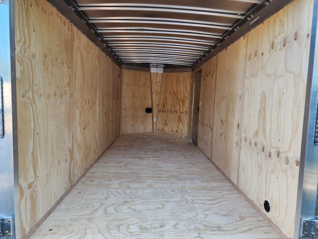 Intérieur d'une remorque vide. Parois et plancher en contreplaqué, toit et châssis en métal.
