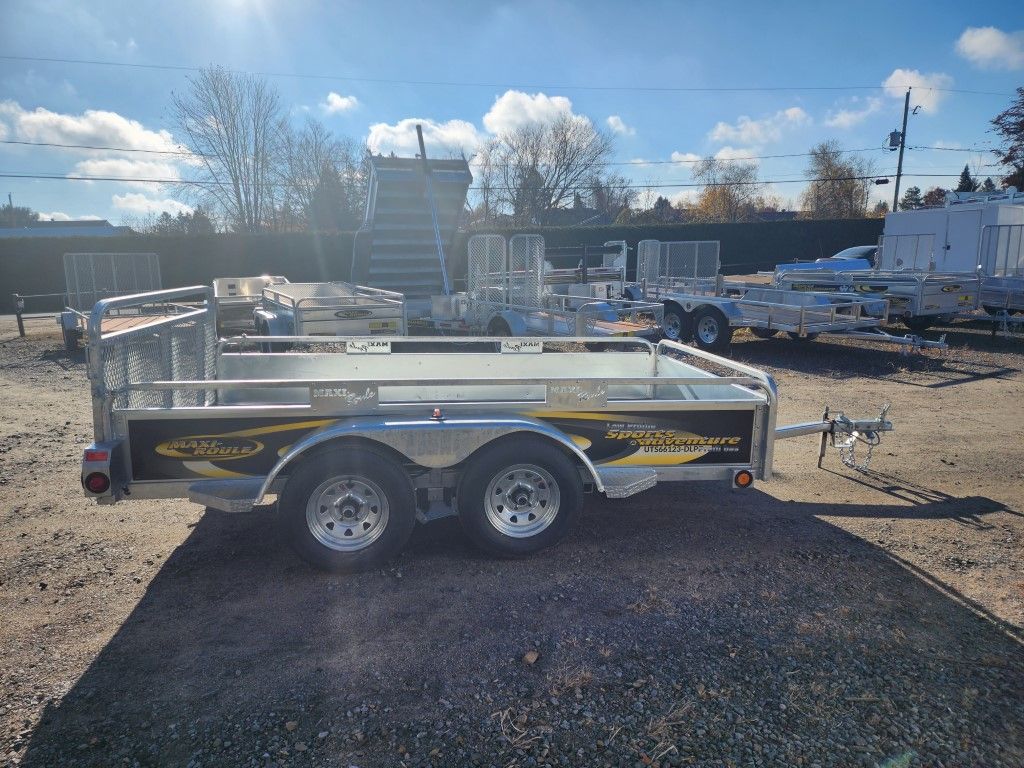 Une remorque est garée sur un terrain en gravier.