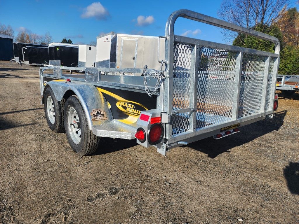 Une remorque est garée sur un terrain en terre.