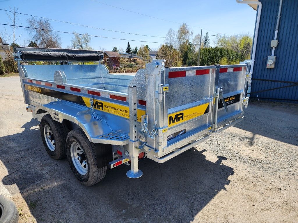 Remorque à benne basculante en métal galvanisé avec roues tandem, accents jaunes, stationnée à l'extérieur, journée ensoleillée.