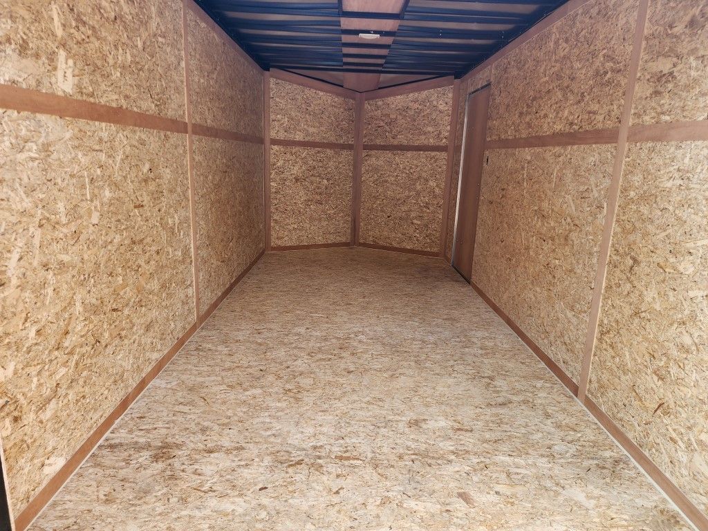 Une pièce vide avec un sol et des murs en bois