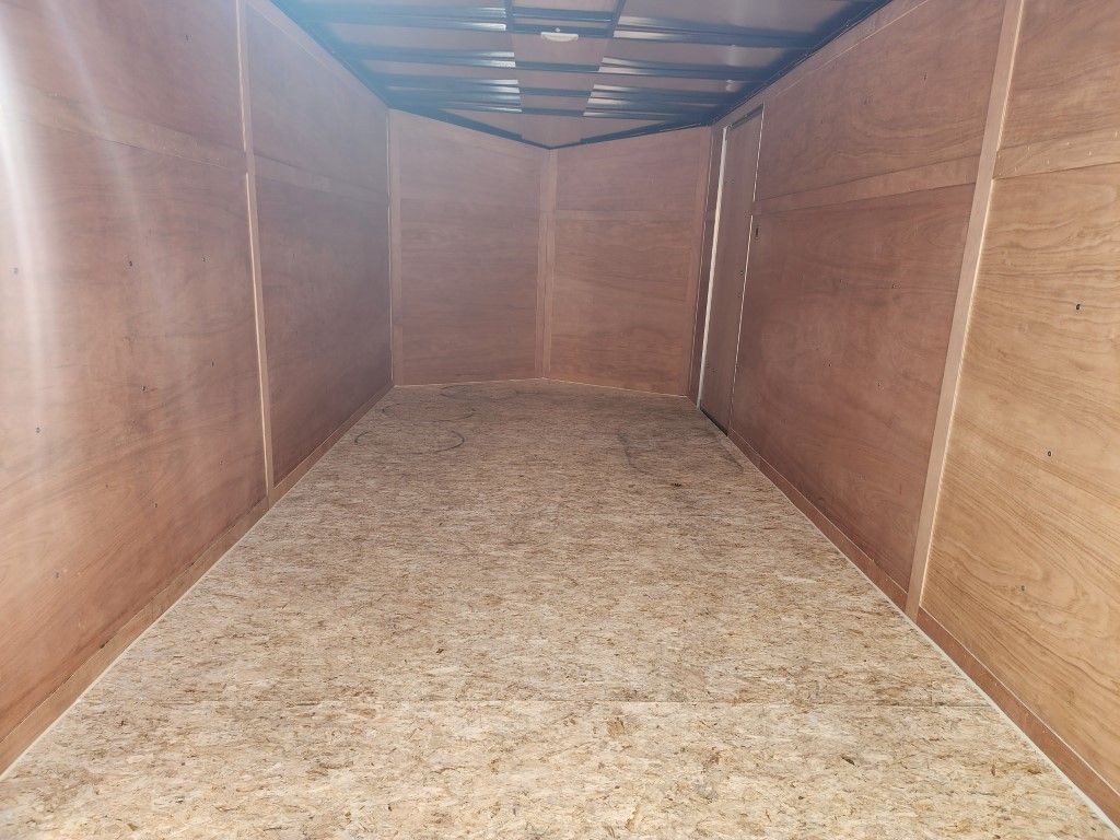 L'intérieur d'une remorque vide avec un plancher en bois