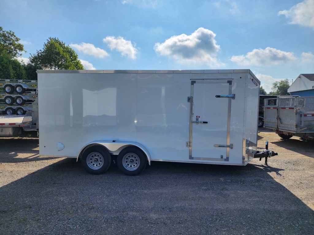 Remorque cargo blanche fermée à double essieu, stationnée à l'extérieur par une journée ensoleillée.