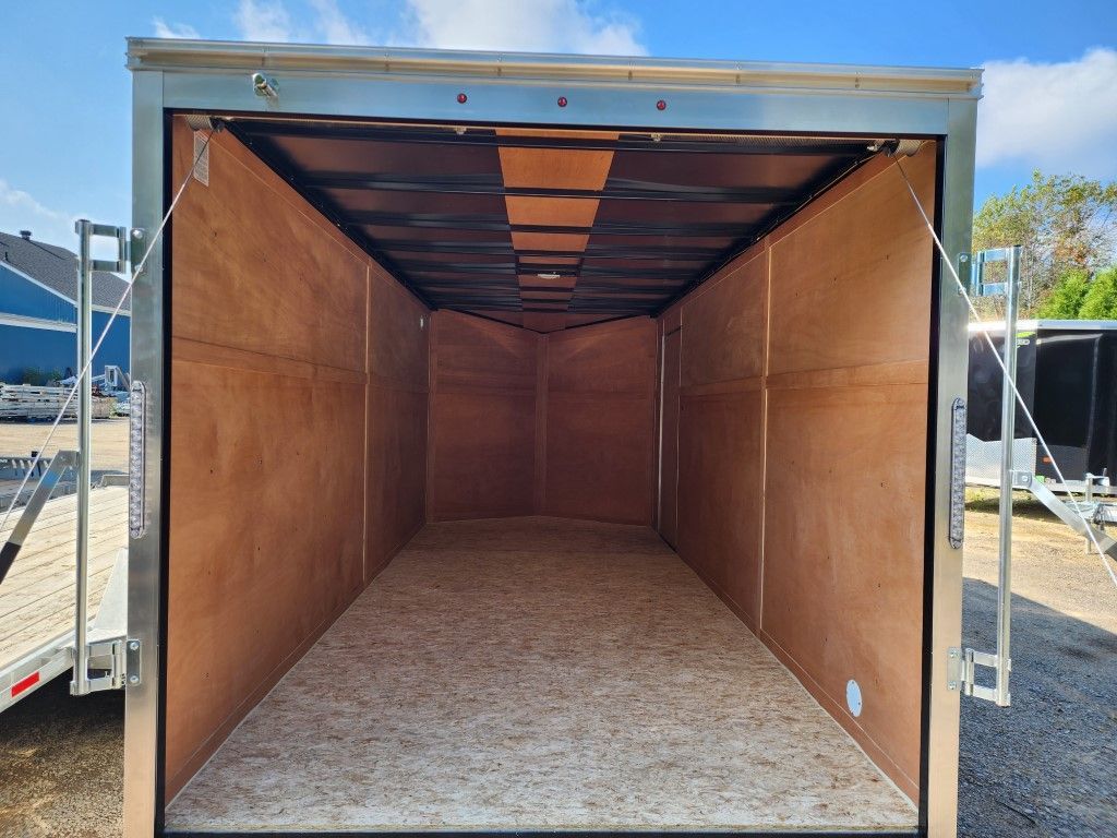 Intérieur de remorque cargo fermée vide avec parois et plancher en bois.