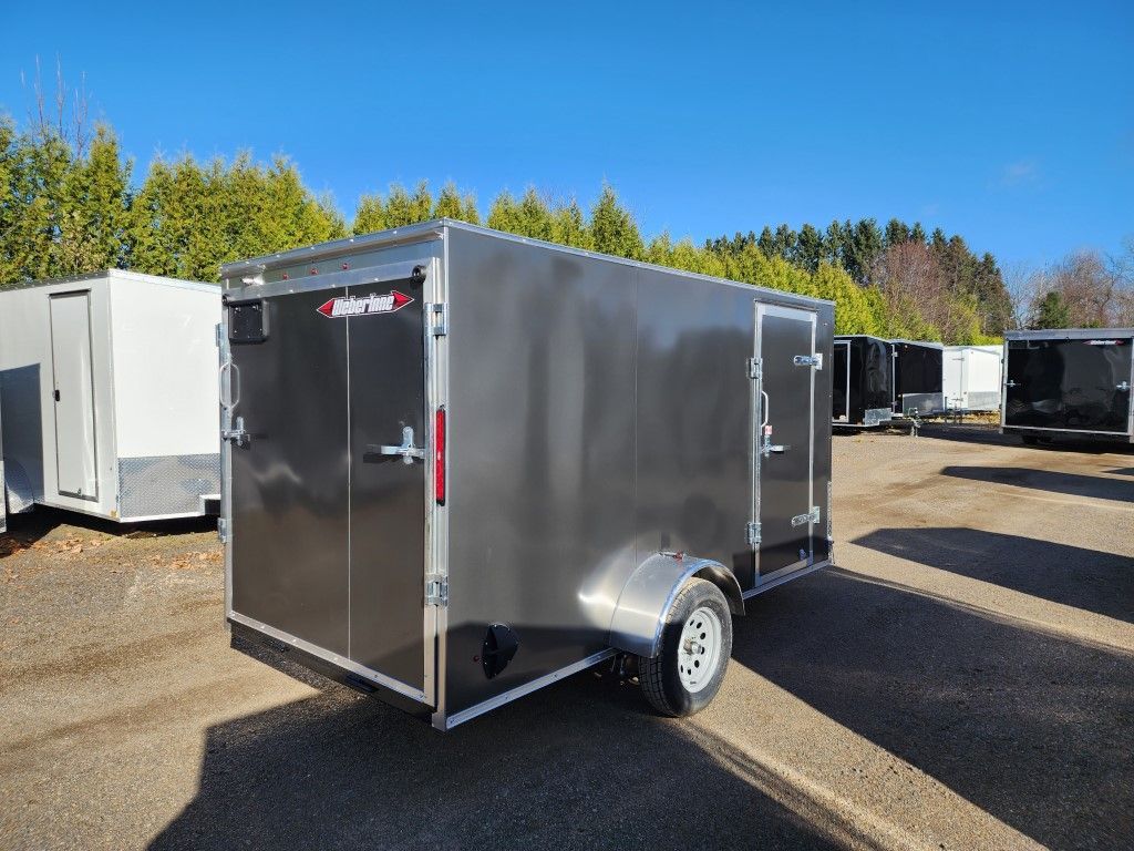 Une rangée de remorques est garée sur un parking.